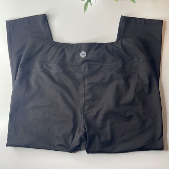 Avia athletic Capri leggings. Running walking. Size medium. Size 8-10. EUC. - Picture 2 of 7